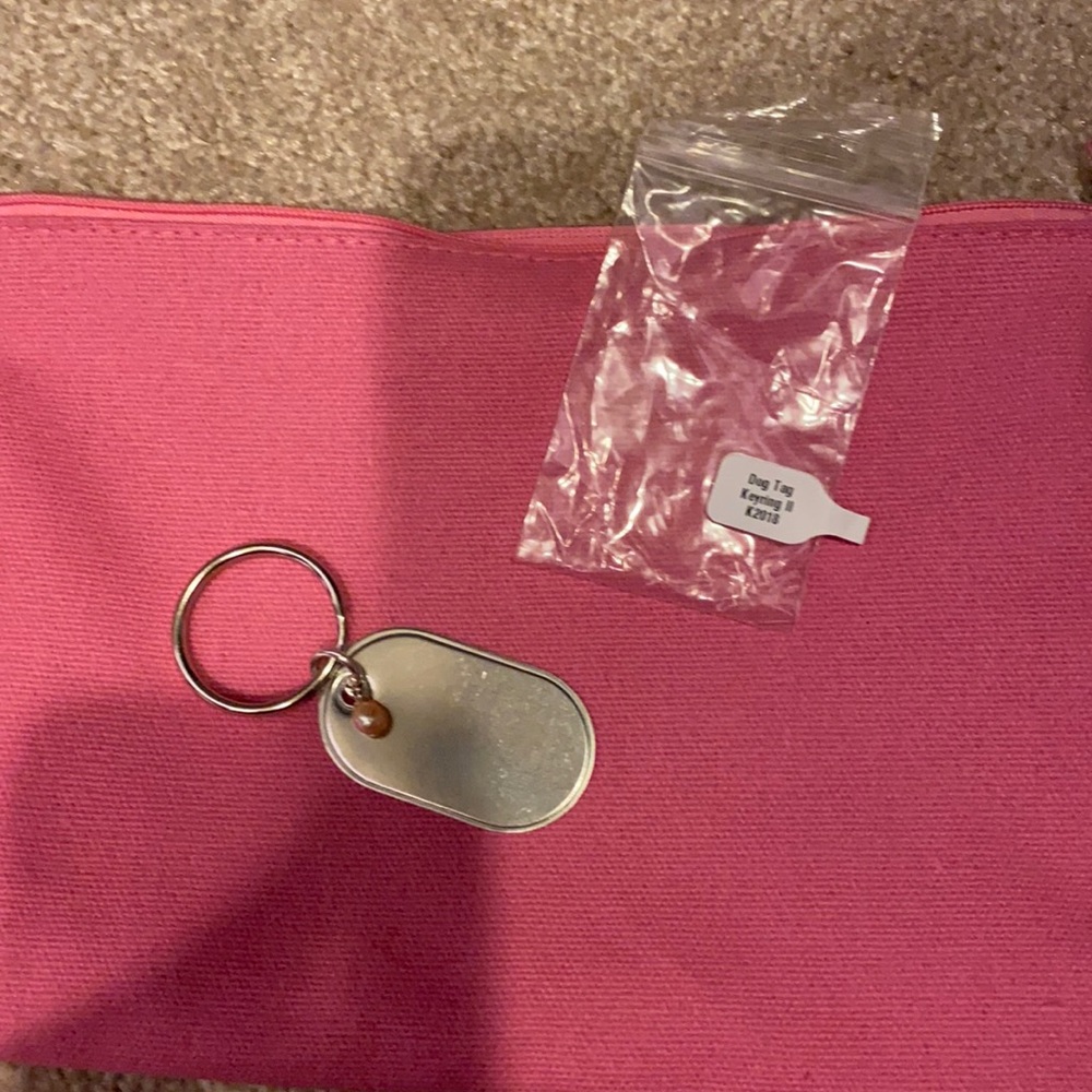 Vantel pearl dog tag keychain